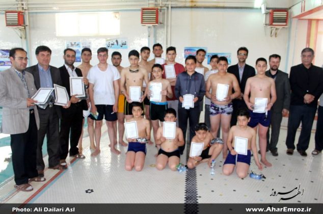 تصویری/ مسابقات شنا ویژه فرهنگیان و دانش آموزان در شهرستان اهر