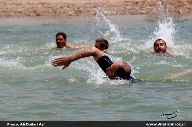 تصویری/ مسابقات شنای آبهای آزاد شهرستان اهر در سد ستارخان