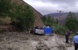 مسدود شدن جاده برخی از روستاهای خاروانا بر اثر بارش باران سیل‌آسا