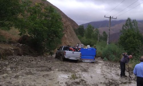 مسدود شدن جاده برخی از روستاهای خاروانا بر اثر بارش باران سیل‌آسا