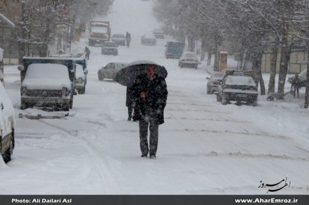 تصویری/ بارش برف در اهر و برف‌روبی و نمک‌پاشی خیابان‌ها و کوچه‌ها توسط شهرداری اهر