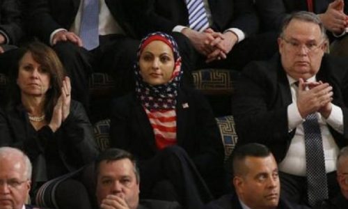 پوشش عجیب یک زن در سخنرانی ترامپ+عکس