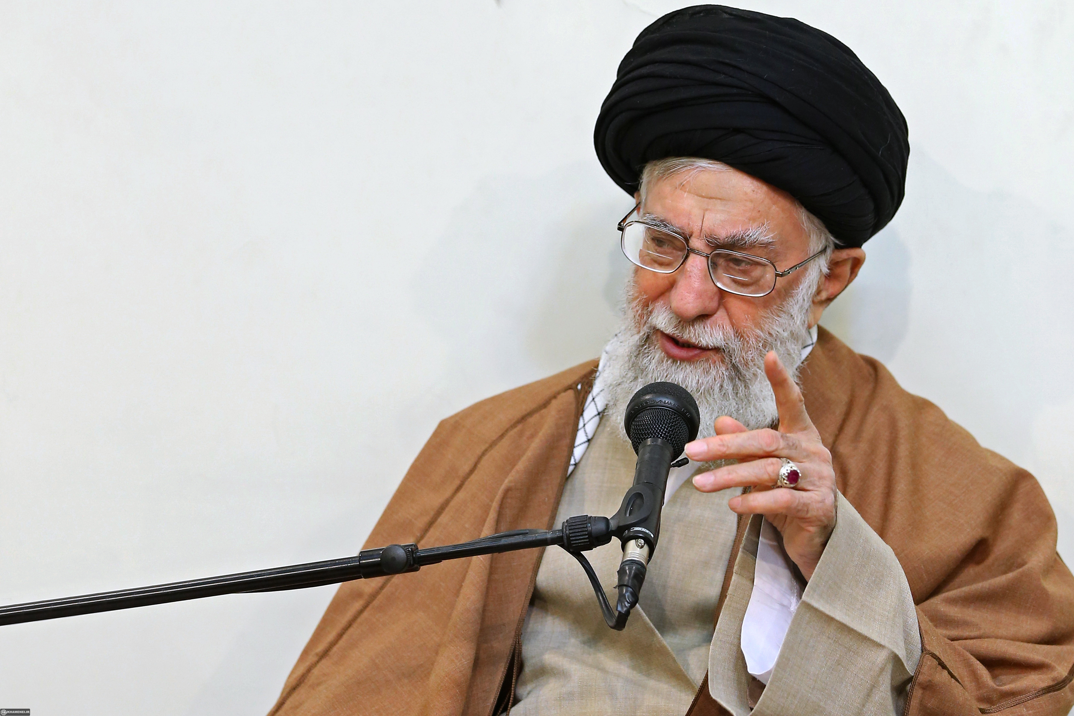 امام خامنه‌ای: درباره قضایای اخیر با مردم عزیزمان سخن خواهم گفت