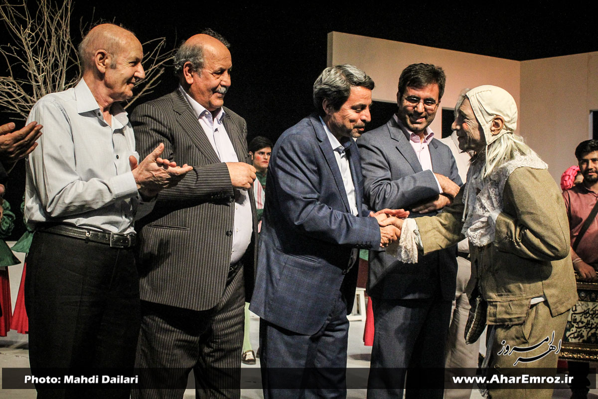 تجلیل اهری ها از حسین محب اهری در صحنه تئاتر شهر تهران