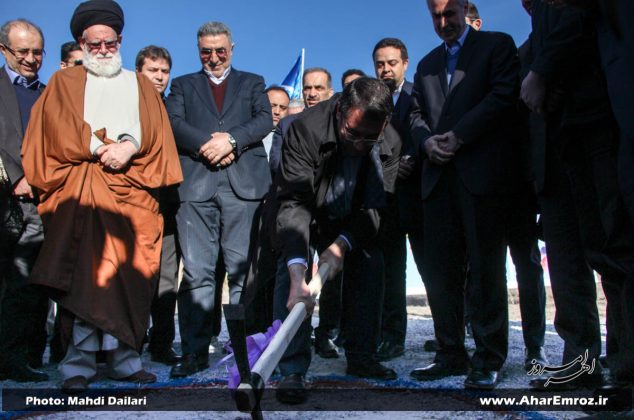 تصویری/ کلنگ زنی مجتمع ۴۰ هزار تنی تولید کنسانتره نفلین سینیت کلیبر توسط حضور وزیر صنعت