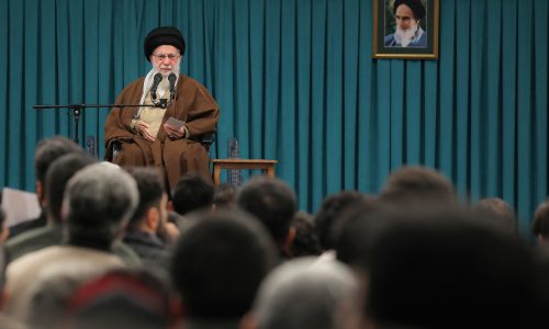 رهبر انقلاب: پایگاه‌های آمریکا در سوریه زیر پای جوانان سوری لگدمال خواهد شد