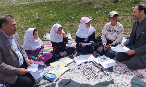 میزبانی دو معلم اهری از دانش‌آموزان فاقد اینترنت در دامن طبیعت